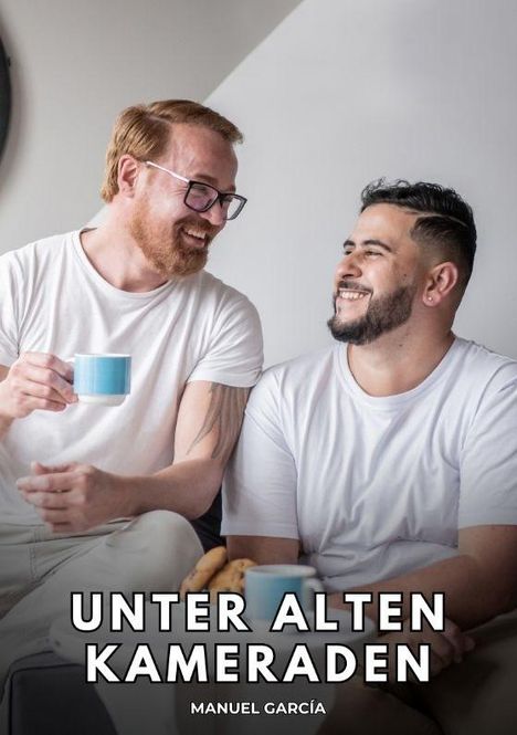 "UNTER ALTEN KAMERADEN" und "MANUEL GARCÍA". Zwei Männer lachen und halten Tassen in Händen.
