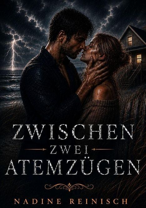 "ZWISCHEN ZWEI ATEMZÜGEN", "NADINE REINISCH". Ein Paar im Regen, Blitz am Himmel, Haus im Hintergrund. Romantische Atmosphäre.