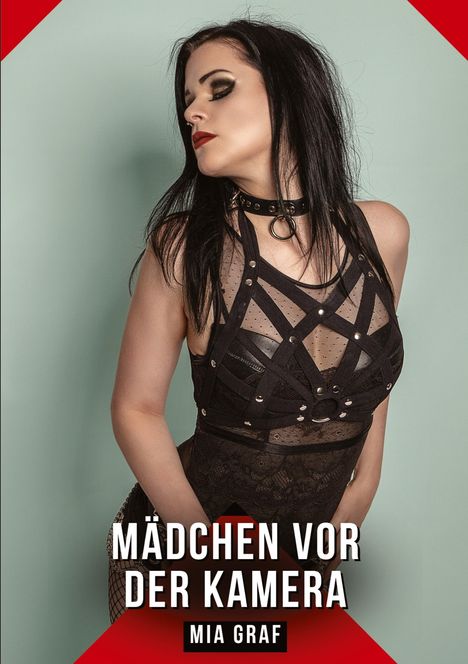 "MÄDCHEN VOR DER KAMERA" und "MIA GRAF" sind unten auf rotem Banner. Frau in schwarzer Korsage mit dunklem Make-up, hellem Hintergrund.