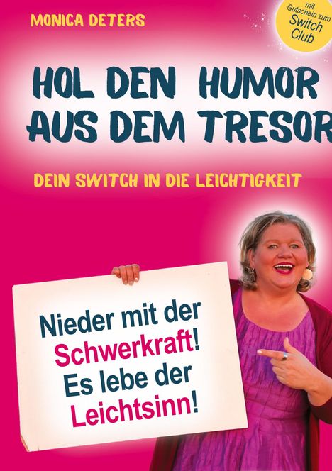 MONICA DETERS, Hol den Humor aus dem Tresor, Nieder mit der Schwerkraft! Es lebe der Leichtsinn! Frau lächelnd mit Schild.