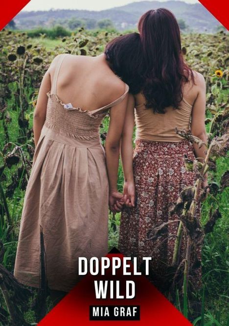 Text: "Doppelt Wild. Mia Graf." Zwei Frauen gehen Hand in Hand durch ein Sonnenblumenfeld.