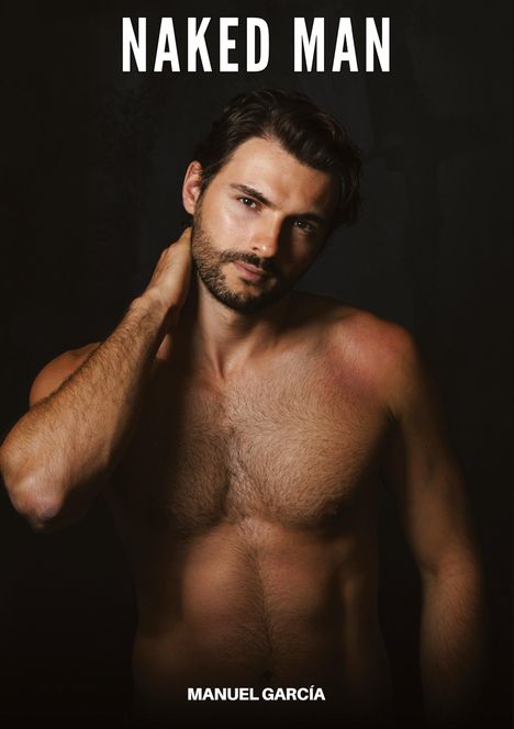 Texte: "NAKED MAN", "MANUEL GARCÍA". Ein Mann ohne Hemd steht vor einem dunklen Hintergrund.