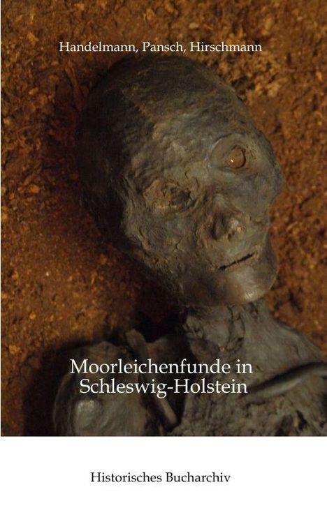 Texte: "Handelmann, Pansch, Hirschmann", "Moorleichenfunde in Schleswig-Holstein", "Historisches Bucharchiv".  
Eine Moorleiche auf Erdboden.