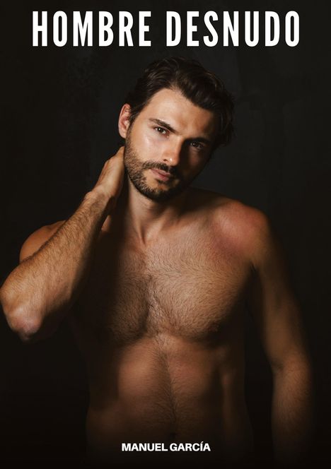 Text: "HOMBRE DESNUDO" und "MANUEL GARCÍA". Ein Mann ohne Hemd berührt seinen Nacken vor schwarzem Hintergrund.