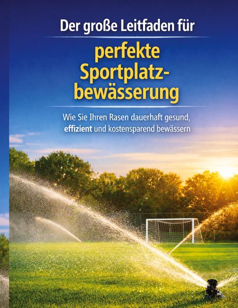 „Der große Leitfaden für perfekte Sportplatzbewässerung“. Grünfläche mit Sprinkler und Sonnenuntergang, im Hintergrund ein Tor.