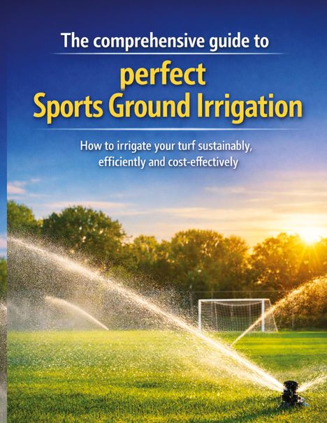 Text: "The comprehensive guide to perfect Sports Ground Irrigation. How to irrigate your turf sustainably, efficiently and cost-effectively." Eine grüne Wiese wird von mehreren Wassersprinklern bewässert. Hintergrund mit Bäumen und Sonnenuntergang.