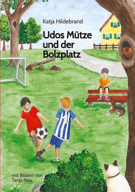 Ein Junge sitzt auf einer Bank, schaut zwei spielende Kinder mit Fußballtrikots zu; eine Katze und ein Hund sind in der Nähe.