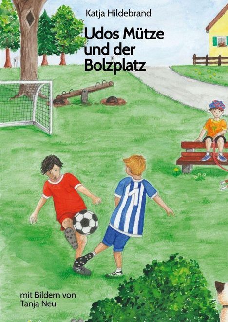 Buchtitel: "Udos Mütze und der Bolzplatz" von Katja Hildebrand. Illustration: Jungen spielen Fußball auf einer Wiese.