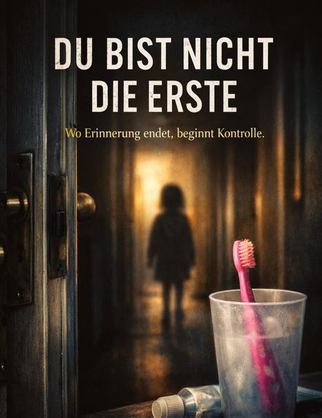Text: "DU BIST NICHT DIE ERSTE. Wo Erinnerung endet, beginnt Kontrolle." Ein Zimmer, pinke Zahnbürste im Glas, Kind im Flur.