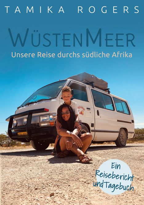 „WüstenMeer: Unsere Reise durchs südliche Afrika.“ Frau und Kind vor einem weißen Van im Freien.