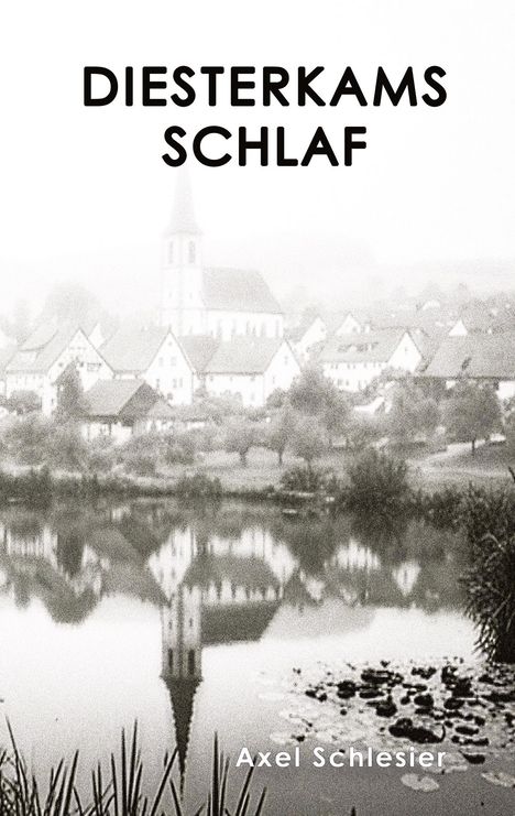"Diesterkams Schlaf" Axel Schlesier. Schwarz-weißes Foto einer malerischen Dorfansicht mit Kirche am See.