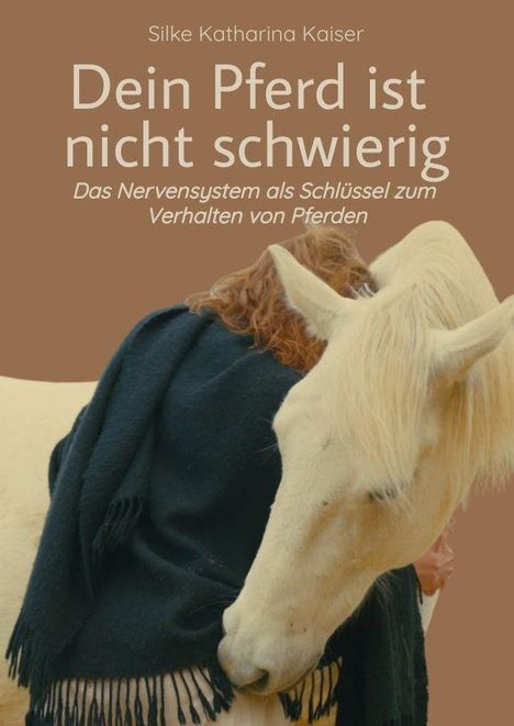 Titel: "Dein Pferd ist nicht schwierig". Untertitel: "Das Nervensystem als Schlüssel zum Verhalten von Pferden". Eine Person mit Pferd.