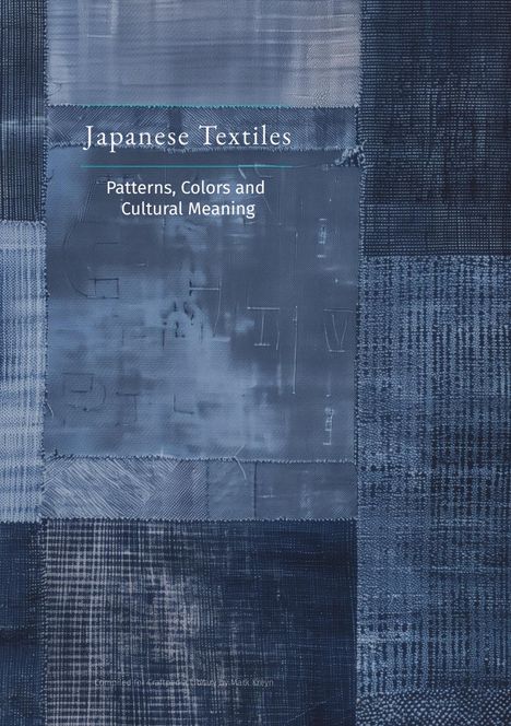„Japanese Textiles: Patterns, Colors and Cultural Meaning“ steht auf einem zusammengesetzten Textilmuster in Blautönen.