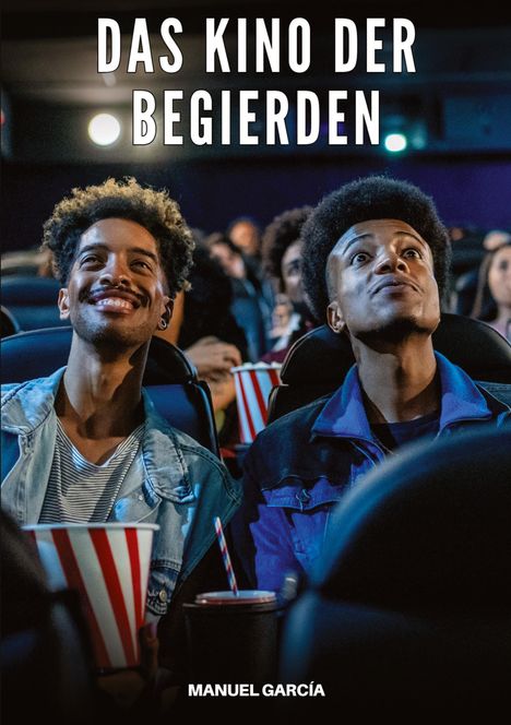 "Das Kino der Begierden" und "MANUEL GARCÍA". Zwei fröhliche Männer sitzen in einem Kino mit Popcorn und Getränken.