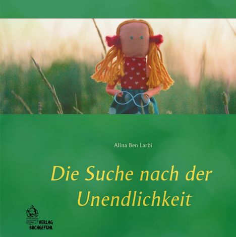 "Die Suche nach der Unendlichkeit" von Alina Ben Larbi. Illustration einer Stoffpuppe in einem Feld, unter grünem Himmel.