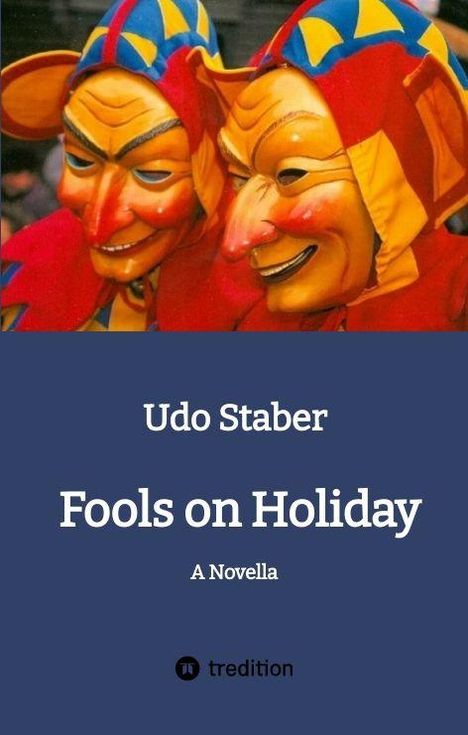 „Udo Staber, Fools on Holiday, A Novella“ steht auf blauem Hintergrund. Zwei bunte Narrenmasken lächeln darüber.