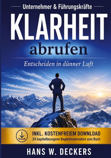 „KLARHEIT abrufen. Entscheiden in dünner Luft“ vor Bergkulisse. Mann im Anzug steht oben auf einem Gipfel.