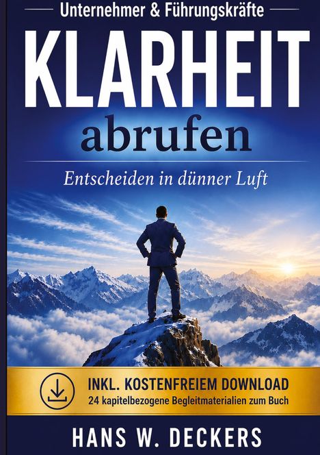 "KLARHEIT abrufen. Entscheiden in dünner Luft. Inklusive kostenlosem Download. Geschäftsmann steht auf Berggipfel."