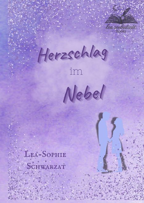 „Herzschlag im Nebel“ in geschwungener Schrift vor lila Hintergrund. Unten zwei Silhouetten, die sich gegenüberstehen.