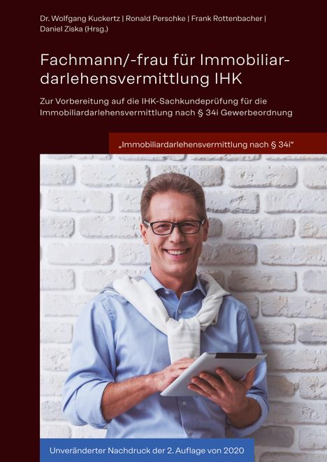 Fachmann/-frau für Immobiliardarlehensvermittlung IHK. Ein lächelnder Mann mit Tablet vor einer weißen Ziegelwand.