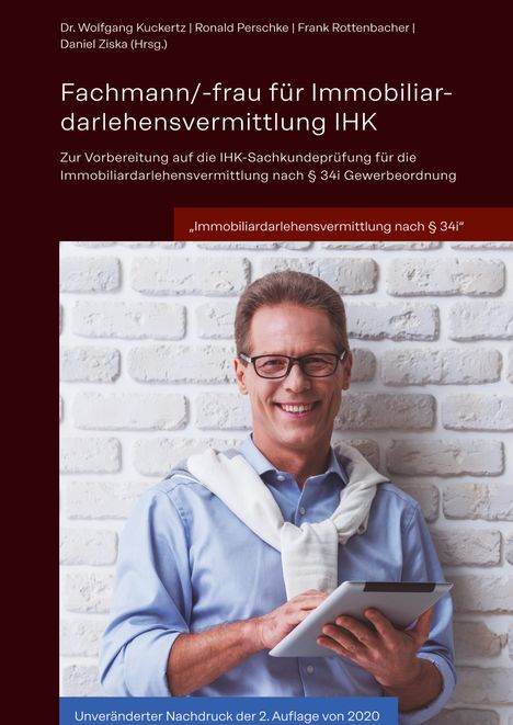 Titel: „Fachmann/-frau für Immobiliardarlehensvermittlung IHK“. Ein lächelnder Mann mit Brille hält ein Tablet vor einer weißen Wand.