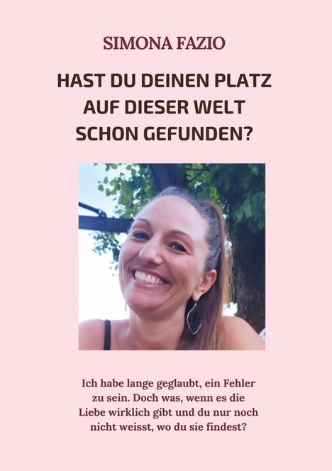 „Hast du deinen Platz auf dieser Welt schon gefunden?“ Frau lächelt, trägt Ohrringe, Hintergrund mit Baum.