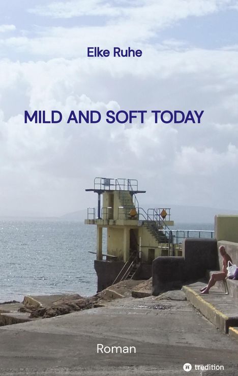 Text: "MILD AND SOFT TODAY", "Roman". Standort: Küstenbereich, ein Mann sitzt neben einem gelben Sprungturm am Meer.
