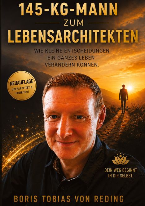 "145-KG-MANN ZUM LEBENSARCHITEKTEN. Dein Weg beginnt in dir selbst." Ein lächelnder Mann, goldener Himmel, Person im Sonnenuntergang.