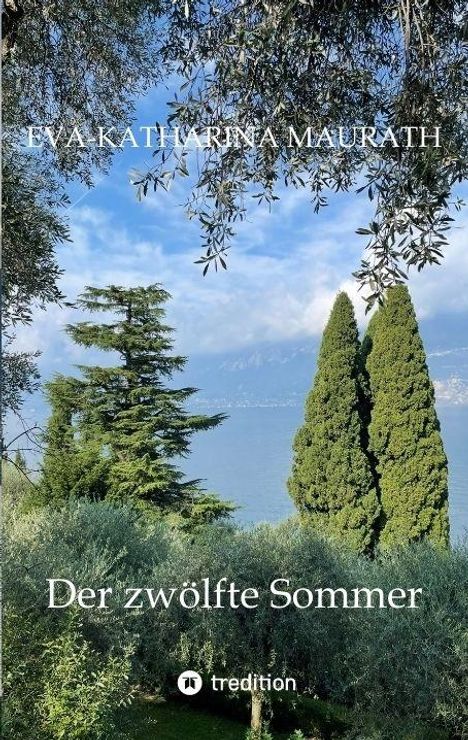 Text: "Eva Katharina Maurath, Der zwölfte Sommer, tredition". Im Vordergrund grüne Bäume mit einem See und Bergen im Hintergrund.