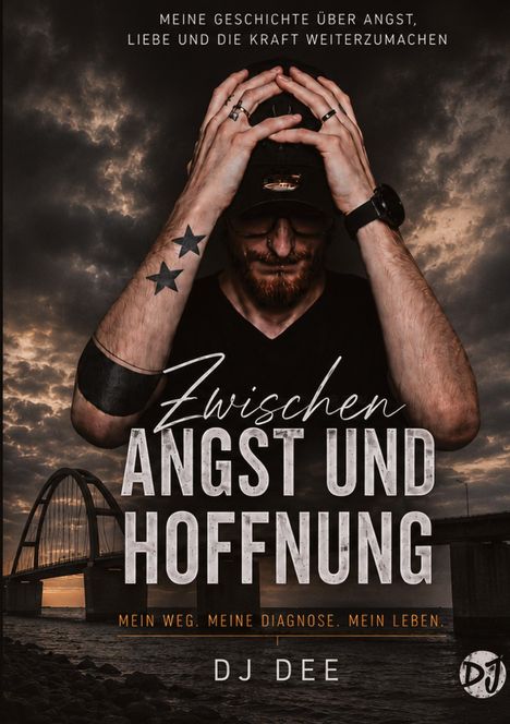 "Zwischen Angst und Hoffnung. DJ Dee. Im Hintergrund ein Mann mit Mütze und Brücke bei dramatischem Himmel."