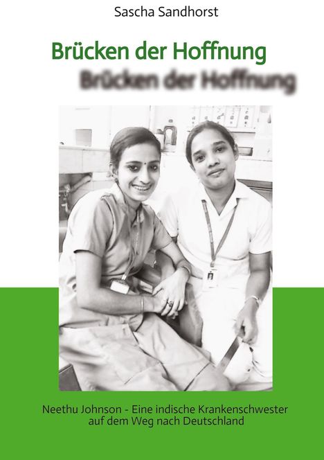 Zwei Krankenschwestern in Uniform sitzen nebeneinander und lächeln. Text: "Brücken der Hoffnung."