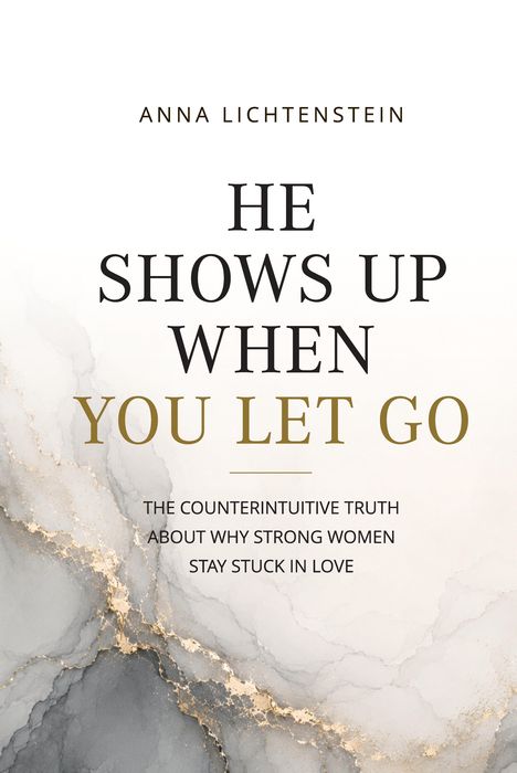 "HE SHOWS UP WHEN YOU LET GO" von Anna Lichtenstein. Untertitel: Warum starke Frauen in der Liebe feststecken. Marmorhintergrund.