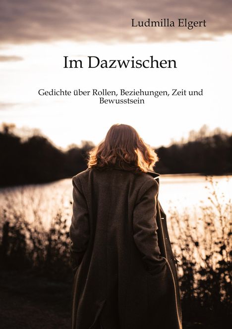 "Im Dazwischen" von Ludmilla Elgert. Gedichte über Rollen, Beziehungen, Zeit und Bewusstsein. Person am See im Mantel.