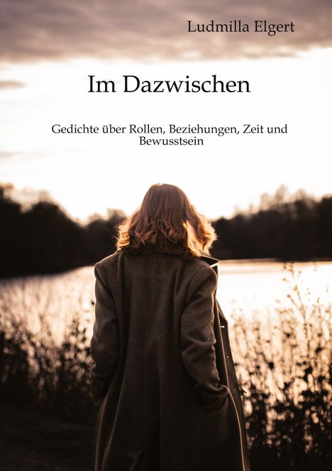 "Im Dazwischen: Gedichte über Rollen, Beziehungen, Zeit und Bewusstsein" zeigt Person im Mantel am See bei Sonnenuntergang.