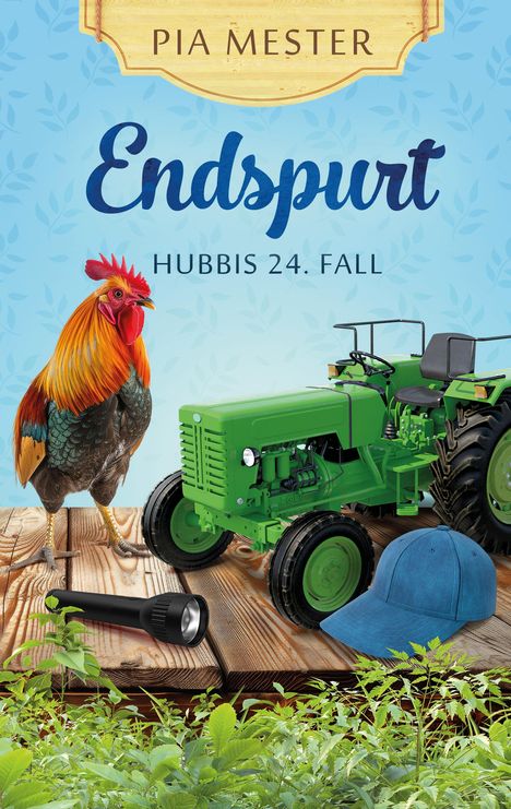 „Endspurt: Hubbis 24. Fall“ und „Pia Mester“. Ein Hahn, grüner Traktor, Taschenlampe und blaue Kappe auf Holzplanken.