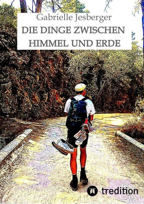 "Gabrielle Jesberger, DIE DINGE ZWISCHEN HIMMEL UND ERDE." Eine Person mit Rucksack wandert auf einem Waldweg.