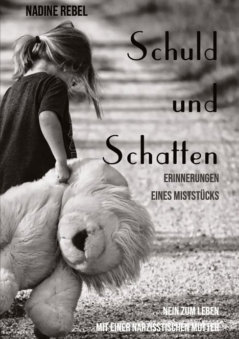 Titel: "Schuld und Schatten: Erinnerungen eines Miststücks". Ein Kind zieht einen großen Teddybären.