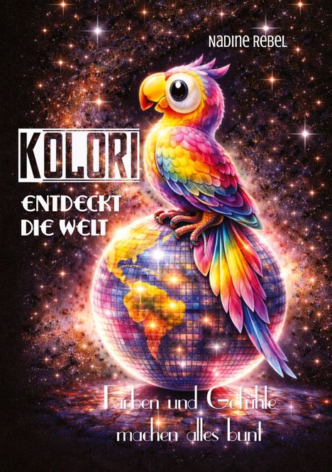 „Kolori entdeckt die Welt. Farben und Gefühle machen alles bunt.“ Ein bunter Papagei sitzt auf einer Erdkugel im Weltraum.