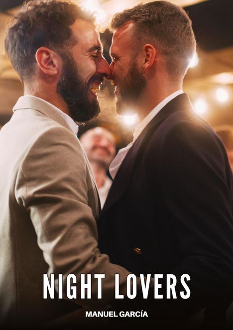 Der Text "NIGHT LOVERS" und "MANUEL GARCÍA". Zwei Männer lächeln sich an, Nase an Nase, in einem festlichen Ambiente.