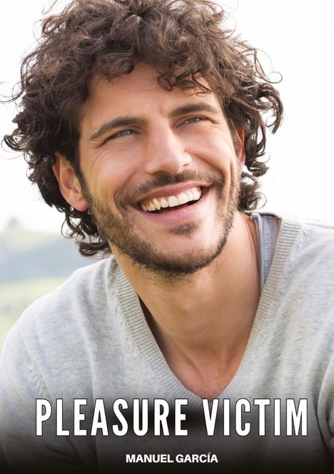 Text: "Pleasure Victim" und "Manuel García". Ein Mann mit lockigem Haar lächelt freundlich.