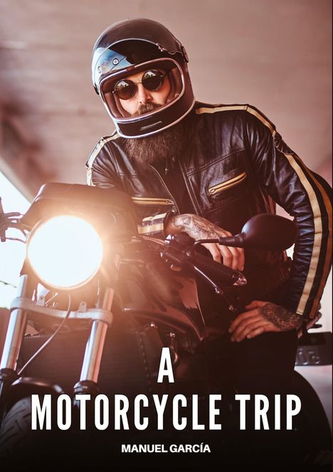 "A MOTORCYCLE TRIP" und "MANUEL GARCÍA". Ein bärtiger Mann mit Sonnenbrille und Helm auf einem Motorrad.