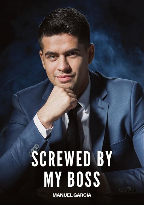"Screwed by My Boss" und "Manuel García". Ein Mann in Anzug lächelt, den Kopf auf die Hand gestützt, vor dunklem Hintergrund.