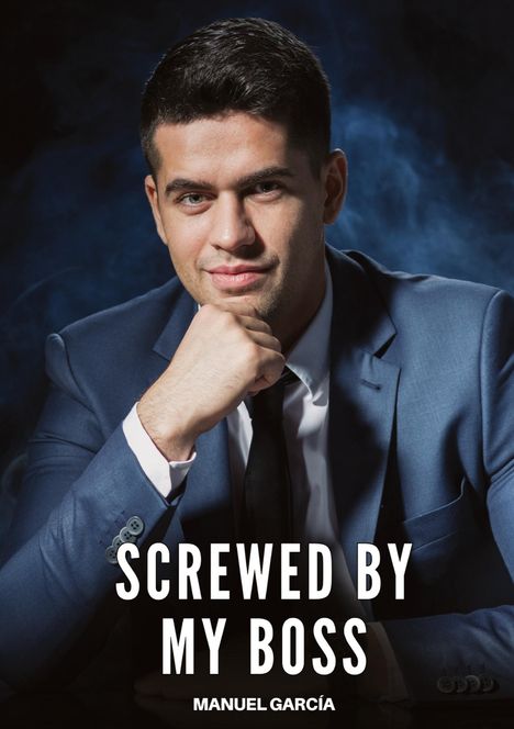 "Screwed By My Boss" und "Manuel García". Ein Mann in Anzug mit nachdenklicher Pose auf dunklem Hintergrund.
