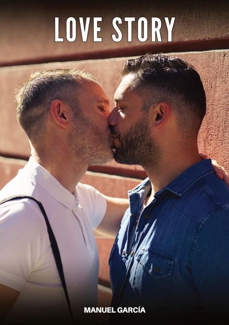 „LOVE STORY“ oben, „MANUEL GARCÍA“ unten. Zwei Männer küssen sich innig vor einer roten Wand.