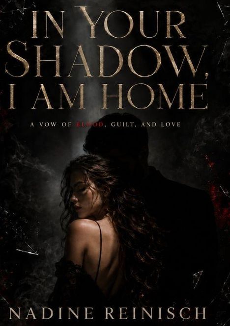 „IN YOUR SHADOW, I AM HOME“ steht groß. Davor eine Frau in Umarmung mit einem Mann, dunkle und mystische Stimmung.