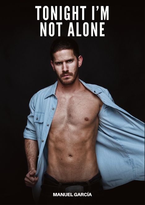 Der Text „TONIGHT I'M NOT ALONE“ und „MANUEL GARCÍA“ steht über einem Mann in offener Jeansjacke vor schwarzem Hintergrund.