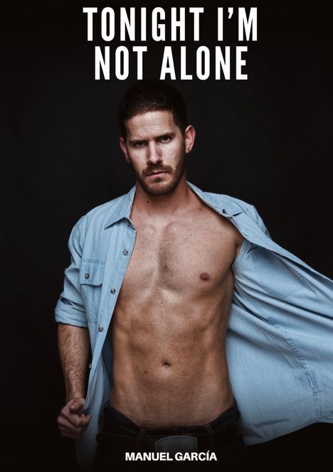 Oben steht "TONIGHT I'M NOT ALONE", unten "MANUEL GARCÍA". Ein Mann mit offenem Hemd zeigt seinen Oberkörper.