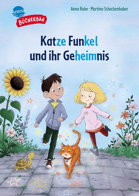 „Katze Funkel und ihr Geheimnis“. Zwei Kinder mit einer Katze, Pflanzen und eine Schildkröte auf einem Gehweg mit Kreidezeichnungen.