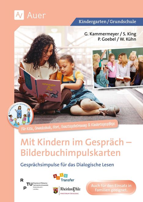 Mit Kindern im Gespräch – Bilderbuchimpulskarten. Zwei Frauen und mehrere Kinder lesen zusammen Bücher in einer fröhlichen Atmosphäre.