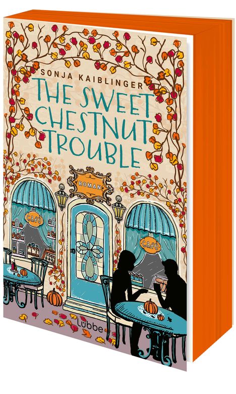 Auf einem herbstlichen Café-Hintergrund sitzt ein Paar an einem Tisch, umgeben von bunten Blättern.